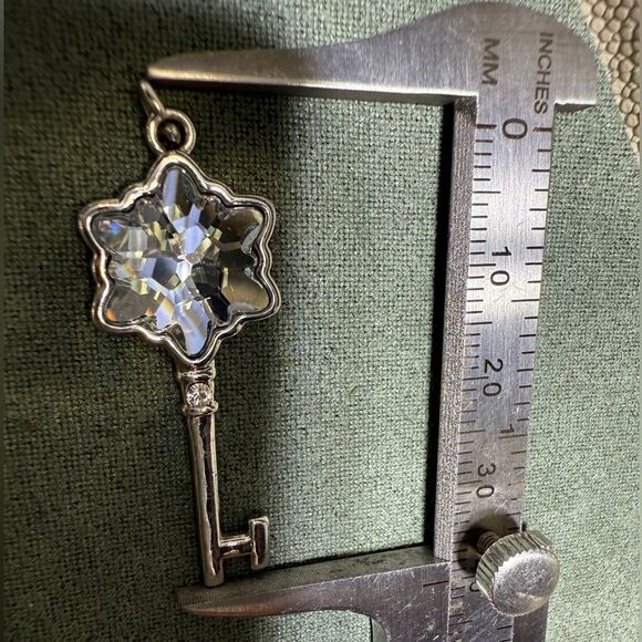 Crystal Star Key Pendant Charm Silver Tone Necklace Accessory - Picture 6 of 17